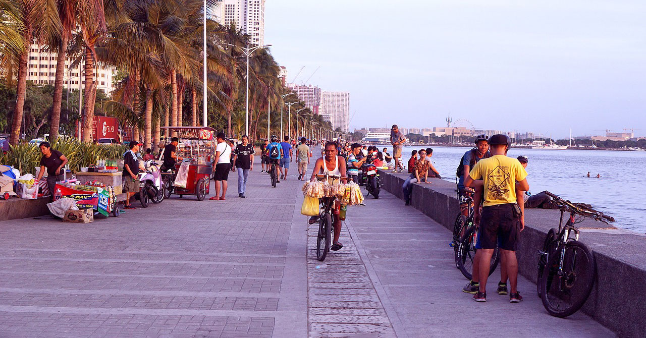 People at Manila Bay